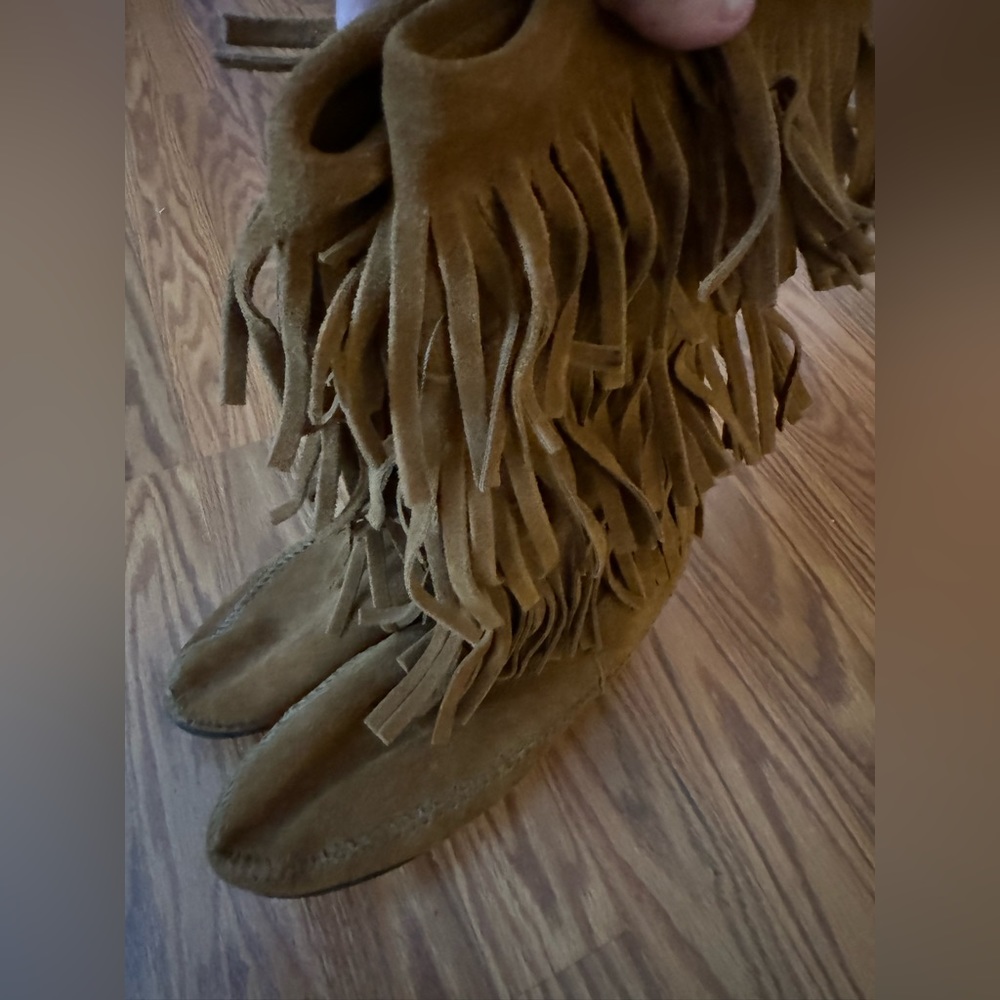 Size 8 Minnetonka fringe boots